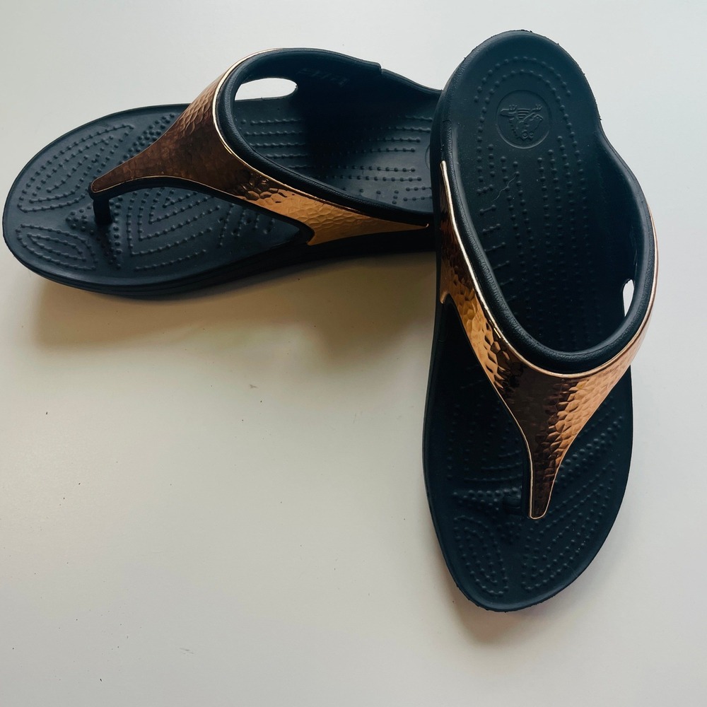 Crocs Sloane Hammered Rose Gold Metallic Flip Flop Sandal Size 8 Comfort Summer